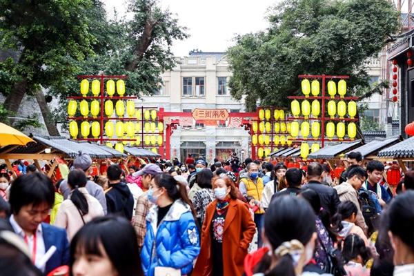 游客游览沉浸式国风街市3.jpg