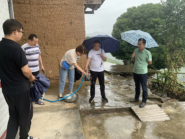 紫阳县水利局干部入户排查走访安全饮水情况（资料图片）.jpg