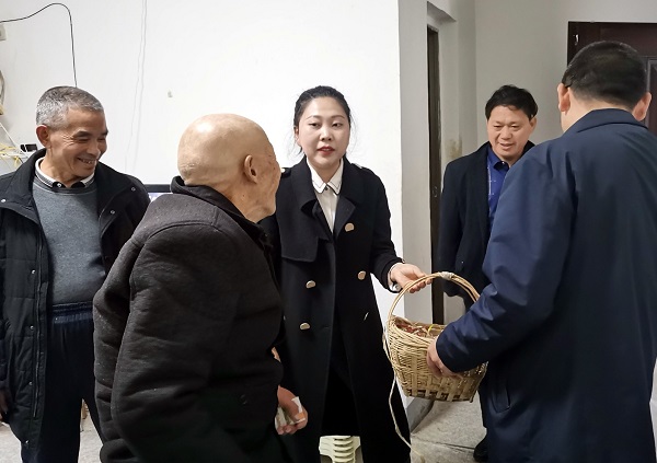 王顺勤走访搬迁社区群众.jpg